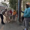 Bukan Cuma Atur Lalu Lintas, Aiptu Usman Ikut Sapu Sampah Bersama Warga