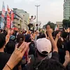 Salam Tiga Jari, Ini Makna Simbol yang Digunakan Massa Demonstrasi