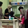 Polwan dan Bhayangkari Polres Bulukumba Datangi Nakla Bayi Viral Di Rawat Nenek, Bawa Bantuan dan Doa Kesembuhan