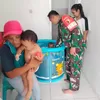 Cegah Stunting Sejak Dini, Babinsa Posramil Kepanjenkidul Dampingi Terapi Renang Balita di Posyandu Sartika II