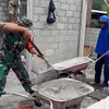 Wujud Kepedulian TNI, Babinsa Koramil 0808/04 Sanankulon Dampingi Pembangunan RTLH di Desa Jeding