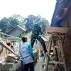 Wujud Kepedulian Sosial, Babinsa Desa Gogodeso Bantu Pembangunan RTLH Milik Warga