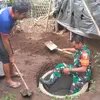 Tingkatkan Sanitasi Sehat, Babinsa Koramil 0808/11 Binangun Gotong Royong Buat Jamban Warga