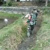 Cegah Genangan Dan Optimalkan Irigasi, Babinsa Koramil 0808/20 Sananwetan Gotong Royong Bersihkan Aliran Air Lahan Padi