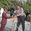 Kapolres Blitar Dekati Pelajar SMAN 1 Garum, Bagikan Helm Gratis dan Edukasi Kamtibmas