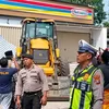 Viral! Minimarket di Pamekasan Dibongkar Pakai Ekskavator, Polisi Tunggu Laporan Resmi