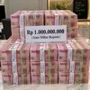 Viral Penampakan Uang Rp1 Miliar, Lidya Siskawati: Bismillah, Semoga Rezeki Warga Melimpah