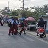 Gatur Pagi, Personel Polsek Cikijing Berikan Pelayanan Kepada Anak-Anak Sekolah dan Masyarakat Pengguna Jalan