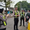 Edukasi Pengemudi Angkot dan Warga Pasar Cigasong, Satlantas Polres Majalengka Bagikan Leaflet Kamseltibcarlantas Operasi Patuh Lodaya 2026