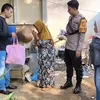 Wujud Nyata Kepedulian, Panit Reskrim Polsek Cikijing Salurkan Bantuan Sembako kepada Seorang Lansia