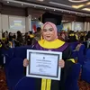 Aprilianty Sarhas, Penjahit dari Muna Raih Predikat Wisudawan Terbaik UT Kendari