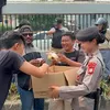 Polwan Sapa Masyarakat Pejuang Aspirasi, Bagikan Makanan dan Minuman di DPR