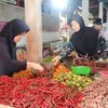 Sempat Sentuh Harga Rp 42 Ribu, Harga Cabai Merah Besar di Pasar Genteng Kini Turun: Sekilo Rp 35 Thousand