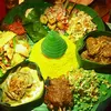Mengenal Megibung, Tradisi Nikmatnya Makan Bersama Khas Bali Timur