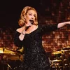 Momen Adele Hentikan Konser Sejenak untuk Tegur Petugas Keamanan yang Ganggu Fansnya