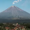 Gunung Semeru Kembali Erupsi Pagi Ini, Kolom Abu Mencapai 1.200 Meter dan Aktivitas Vulkanik Masih Berlangsung