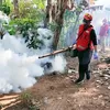 Cegah Lonjakan Kasus DBD, Relawan PMI Jember Turun Langsung Fogging Rumah Warga di Desa Selodakon Tanggul