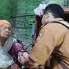 Jemput Bola, Puskesmas Ambulu Jember Datangi Lansia Sebatang Kara yang Enggan Berobat