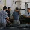 Napak Tilas Jejak Kakek, Turis Belanda Kepincut Serunya Nyadap Karet di Kebun Kalimrawan Jember