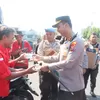 Polres Madiun Kota Bagikan Air mineral Saat Amankan Aksi Unjuk Rasa di DPRD Kota Madiun