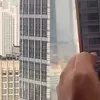Viral Video Pria Berdiri di Rooftop saat Mahasiswa Demo di Bundaran HI: Udah Nemu 3 Orang di Pinggir Gedung Tinggi