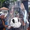 Duh! Warga Kuningan Protes ke Bupati lewat Aksi ‘Seribu Cangcut’, Ngaku Tak Rela Pajaknya Dikelola Pejabat Mesum