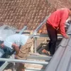 Tak Lagi Khawatir Asbes dan Plafon Lapuk, Jurnalis Promedia Group Asal Lembang Bersyukur Atap Rumahnya Diganti Alduro