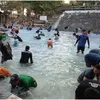 Keseruan Lomba Tangkap Ikan Lele di Umbul Siblarak Klaten untuk Semarakan Peringatan Kemerdekaan Indonesia