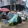 Bau Busuk Karung Sampah di Pasar Pekkabata Polman Lumpuhkan Jual Beli