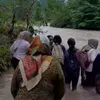 Bertaruh Nyawa Demi Sekolah, Siswa SMP Batui Banggai Seberangi Sungai Deras Tanpa Jembatan