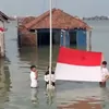 Potret Warga Timbulsloko Demak Gelar Upacara HUT ke-81 RI di Tengah Banjir Rob