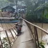 Jembatan Gantung Siliwangi Ambruk, Satu Pengendara Terjatuh ke Sungai