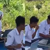 Viral Belasan Siswa SMP di Sumbar Ujian TKA di Atas Bukit, Duduk Lesehan Beralaskan Terpal