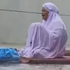 Tetap Khusyuk Berdoa meski Hujan Deras usai Salat Id, Ibu di Pekanbaru Ini Viral jadi Sorotan Warganet