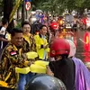 Hujan Tak Menghalangi Berbagi, AMPG Jatim dan Surabaya Tebar Ratusan Takjil untuk Warga