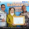 Didampingi Plt Kadisdikpora, Bupati Anton Terima Penghargaan, Rokan Hulu Dinobatkan Sebagai Daerah Terbaik Revitalisasi Bahasa Daerah se-Riau