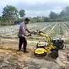 Kapolsek Tualang Lakukan Penggemburan Lahan Jagung di Pondok Pesantren Abu Huroiroh Menggunakan Hand Tractor Dukung Ketahanan Pangan