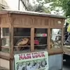 Amarah Membabi Buta di Matraman: Gerobak Penjual Nasi Uduk Rusak Dihantam Massa!