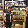 Bupati Sidoarjo Bersama Dandim 0816. Razia toko miras di  Perumahan Kahuripan Nirwana Village.