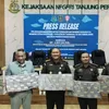 Kejari Tanjung Perak menyetor Rp4,9 miliar aset hasil dugaan TPPU dari judi online ke kas negara. Satu tersangka, Yurry, berstatus DPO