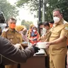 Gunung Anak Krakatau Erupsi, Wali Kota Bekasi Warnai Selasa Ceria dengan Pembagian Masker