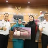 Antisipasi Abu Vulkanik, Ketua TP PKK Kota Bekasi Bagikan 80 Ribu Masker
