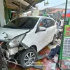 Daihatsu Xenia Tabrak Dua Motor hingga Masuk Halaman Toko Emas di Sukodono