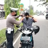 Polisi Bersama Masyarakat, Polsek Tualang Bagikan Masker untuk Antisipasi Dampak Kabut Asap