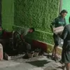 Babinsa, Tukang & Warga Pasang Keramik Lantai RTLH Di Lembur Sampai Malam Hari