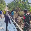 Babinsa Turun Langsung Kawal Pembangunan Jembatan Merah Putih 