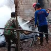 Babinsa dan Warga Berjibaku Padamkan Kebakaran Penampungan Rongsok di Sambi