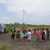 Perjuangan Rakyat Cinta Lingkungan Hidup (PRCLH) menggelar upacara bendera 17 Agustus dan perlombaan khas kemerdekaan di Hutan Mangrove. Masyarakat Ba