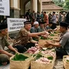 Harga Plastik Naik, Warga Garut Kembali ke “Teknologi Leluhur” Pakai Besek untuk Daging Kurban