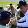 Mentan Amran Sidak Sawah di Semarang, Curhat Petani Berujung Hadiah Traktor